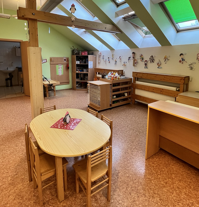 Provoz školy probíhá v sedmi věkově smíšených třídách.