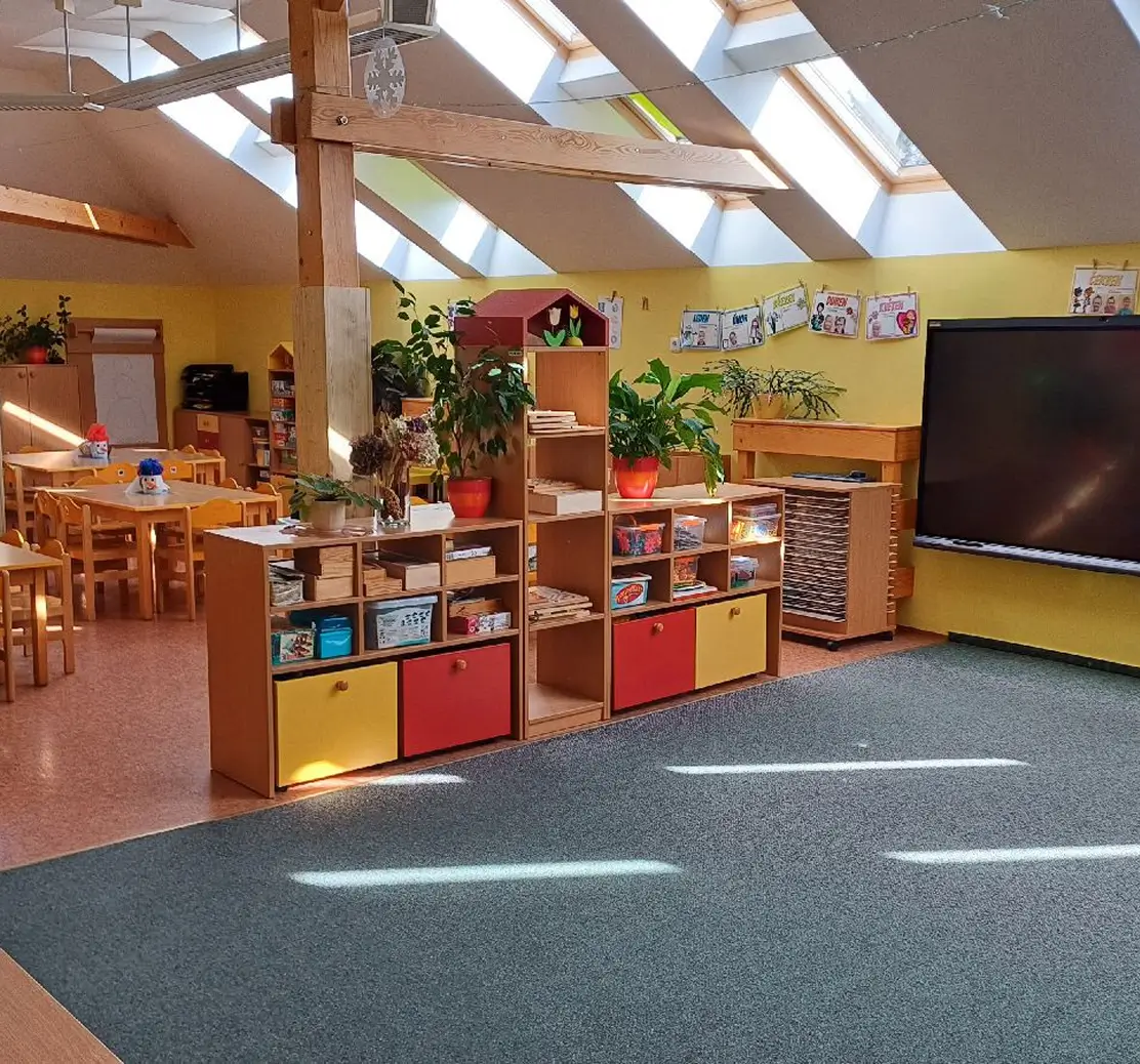 Třídy jsou umístěny ve třech pavilonech označených "A" (3 třídy), "B" (3 třídy) a "H" - hospodářský pavilon (1 třída).